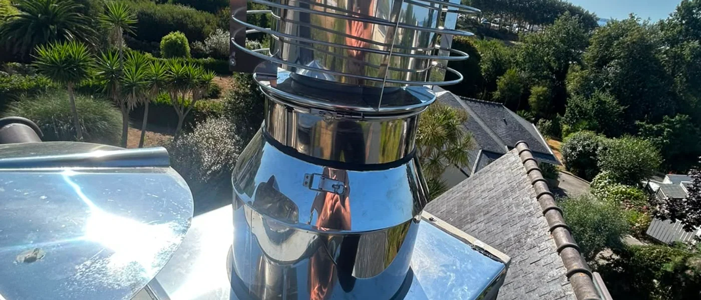 Sortie de conduit inox neuve sur une toiture en ardoise dans le pays de Landivisiau · Touflamme Ramonage